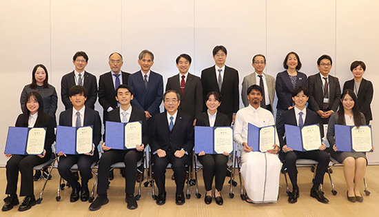 授与式後、田中学長を囲んでの記念撮影