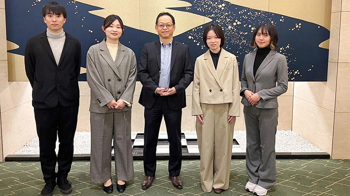 授賞式後の研究室メンバーの集合写真