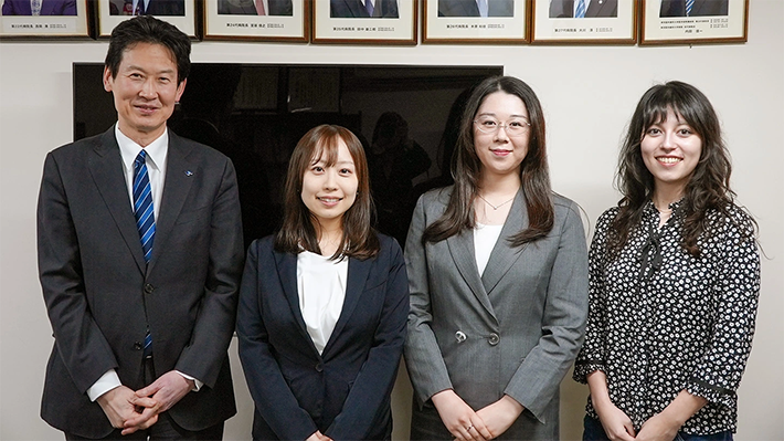 渡英前に東京科学大学病院の藤井靖久病院長を訪ねた、藤倉さん（左から2人目）、ヘイムスさん（同3人目）、小島さん（右端）